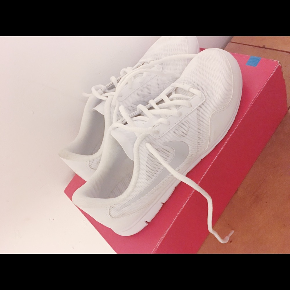 Nike Women’s Cheer Compete Sneakers